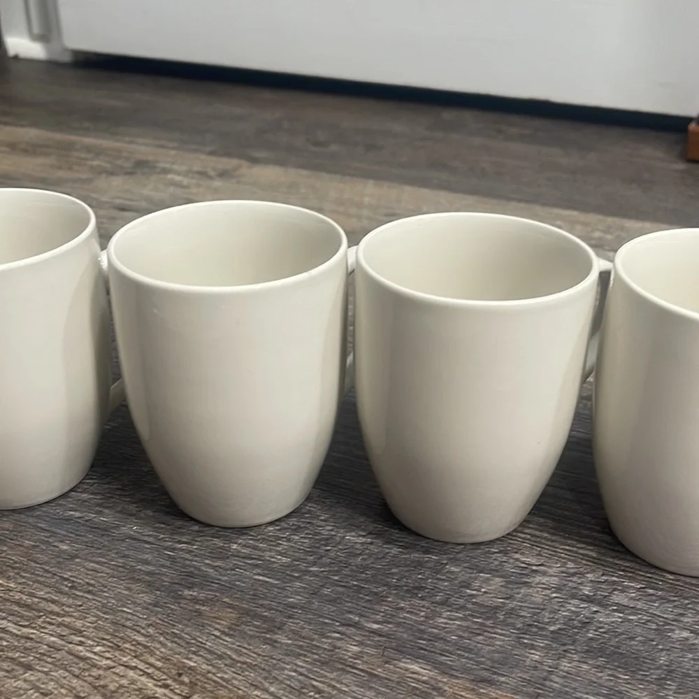4 porcelain mugs